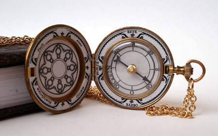 Boussole vintage de montre de poche en métal de couverture de cuivre