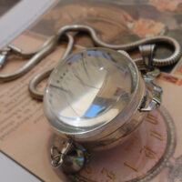 Montre globe transparent
