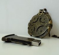 Clé USB steampunk - Crypetex -perles du temps