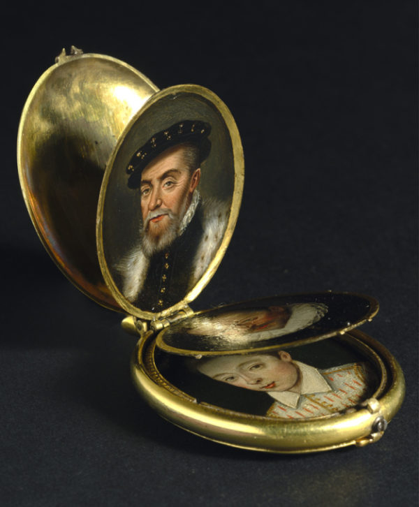 pendentif porte photo original, médaillon photo en or ,Pendentif porte-photo avec huit portraits miniatures du règne d’Elizabeth I d’Angleterre, perles du temps