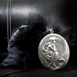 pendentif ancien en argent, médaillon porte photo, collier Art Nouveau inspire de Alphonse Mucha, médaillon ancien a deux photo de perles du temps