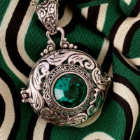 L'oeil de Viridian - perles du temps - médaillon vintage à secret, joyau victorien avec un pierre verte, accessoire vintage , accesoir de mode vintage et idée cadeau élégante pour les femmes